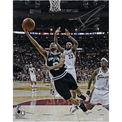 Photo dédicacée de Tony Parker (San Antonio Spurs) - 40,6 x 50,8 cm (16 x 20 pouces) - Finale NBA 2007 - Layup contre les Cleveland Cavaliers