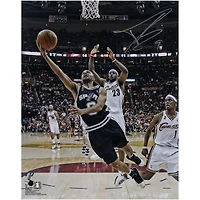 Photo dédicacée de Tony Parker (San Antonio Spurs) - 40,6 x 50,8 cm (16 x 20 pouces) - Finale NBA 2007 - Layup contre les Cleveland Cavaliers