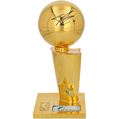 Trophée Larry O'Brien, réplique de 30 cm (12 pouces) autographié par Tony Parker, des San Antonio Spurs, multiple champion.