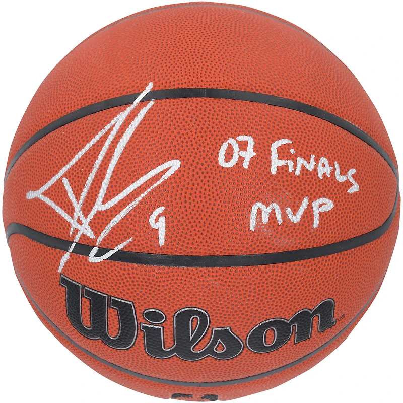 Ballon de basket-ball Wilson Authentic Series autographié par Tony Parker des San Antonio Spurs, pour intérieur et extérieur, avec inscription « MVP des finales 2007 ».
