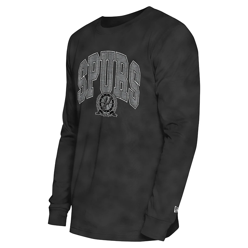 T-shirt à manches longues unisexe New Era noir surdimensionné Essentials Enzyme Wash San Antonio Spurs
