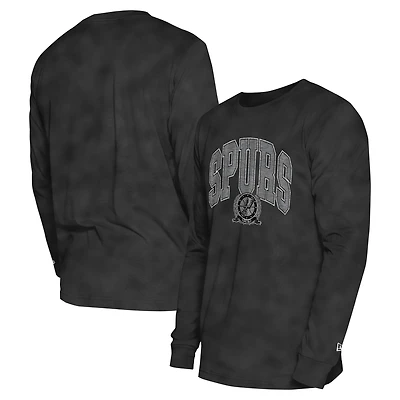 T-shirt à manches longues unisexe New Era noir surdimensionné Essentials Enzyme Wash San Antonio Spurs
