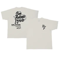 T-shirt unisexe Stadium Essentials crème San Antonio Spurs Wall Script Boxy