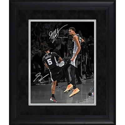 Photo encadrée 11 x 14 pouces de Victor Wembanyama et Stephon Castle, joueurs des San Antonio Spurs, avec signature fac-similé.