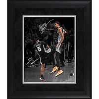 Photo encadrée 11 x 14 pouces de Victor Wembanyama et Stephon Castle, joueurs des San Antonio Spurs, avec signature fac-similé.