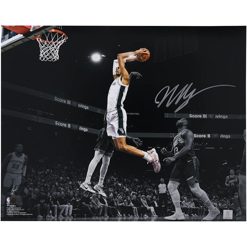 Photographie autographiée de Victor Wembanyama du match Dunk contre les Phoenix Suns entre les San Antonio Spurs et les Phoenix Suns 16" x 20"