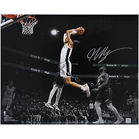 Photographie autographiée de Victor Wembanyama du match Dunk contre les Phoenix Suns entre les San Antonio Spurs et les Phoenix Suns 16" x 20"