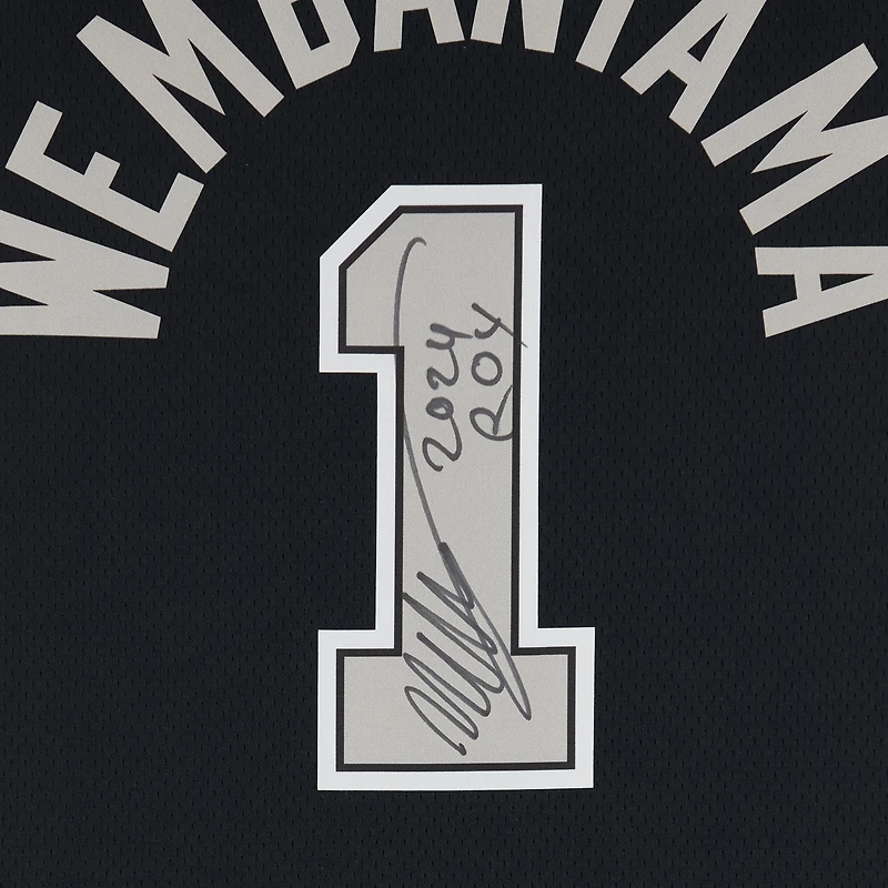 Maillot Swingman Jordan Brand Statement Edition noir dédicacé par Victor Wembanyama des San Antonio Spurs avec inscription « 2024 ROY »
