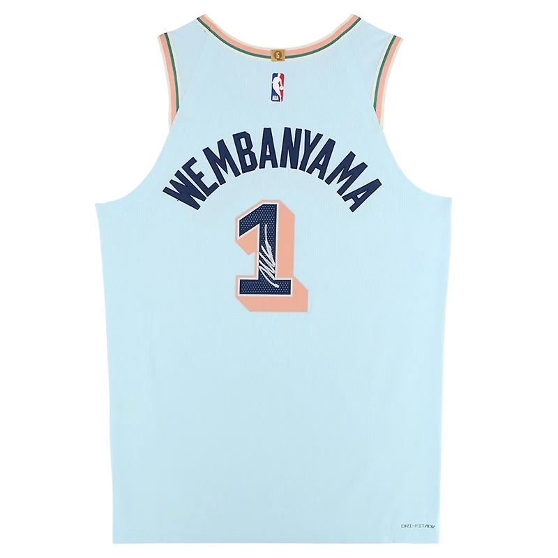 Maillot Nike City Edition 2024-25 authentique bleu clair dédicacé par Victor Wembanyama des San Antonio Spurs