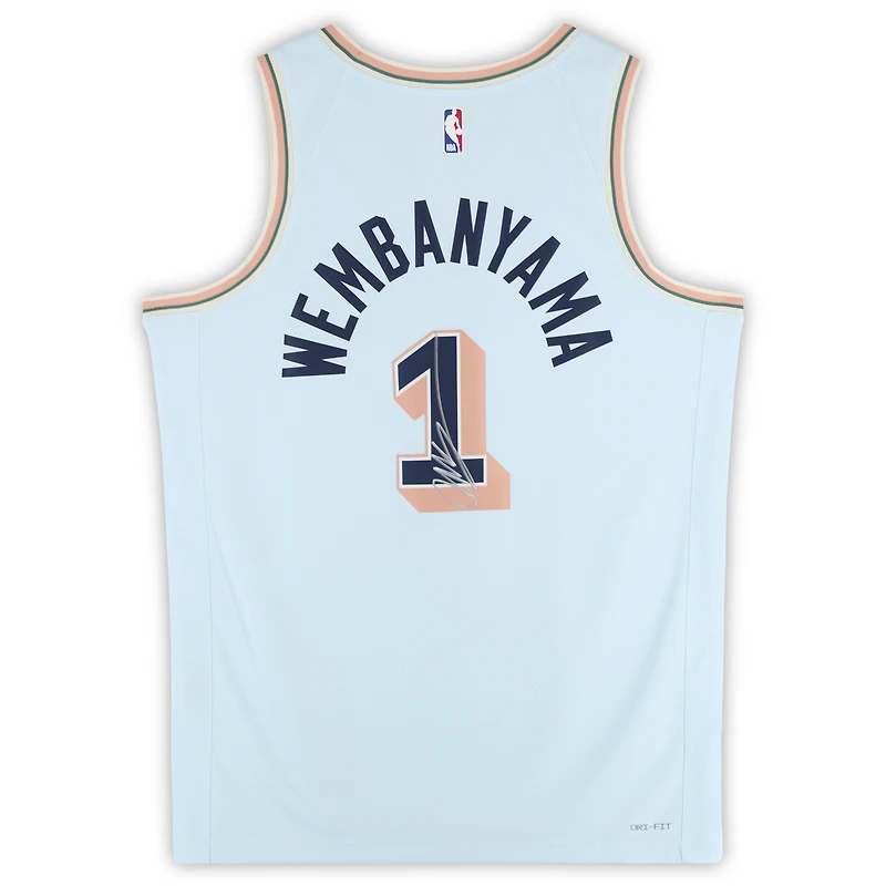 Maillot Nike City Edition Swingman bleu clair dédicacé par Victor Wembanyama des San Antonio Spurs pour la saison 2024-25