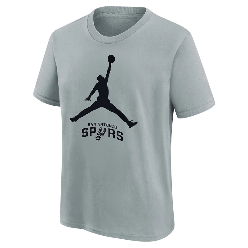 T-shirt Jordan Brand argenté avec logo Jumpman essentiel des San Antonio Spurs pour jeunes