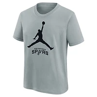 T-shirt Jordan Brand argenté avec logo Jumpman essentiel des San Antonio Spurs pour jeunes