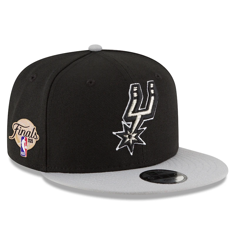 Casquette snapback New Era 9FIFTY pour jeunes, noire et grise, San Antonio Spurs, écusson latéral des finales NBA 2026.