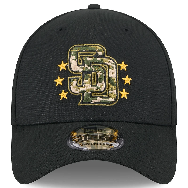 Casquette flexible 39THIRTY de la Journée des forces armées 2024 New Era pour hommes, noire, San Diego Padres