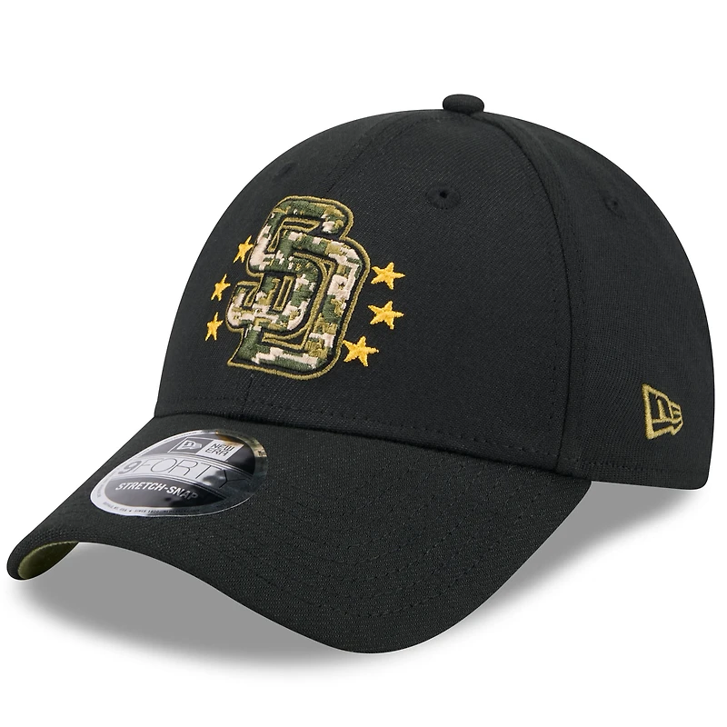 Casquette ajustable 9FORTY pour la Journée des forces armées 2024 New Era noire des Padres de San Diego pour hommes