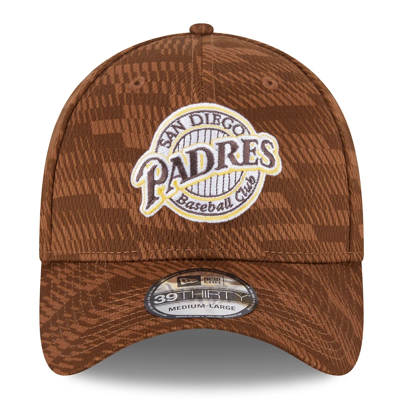 Casquette MLB Clubhouse 39THIRTY Flex marron San Diego Padres 2025 New Era pour homme