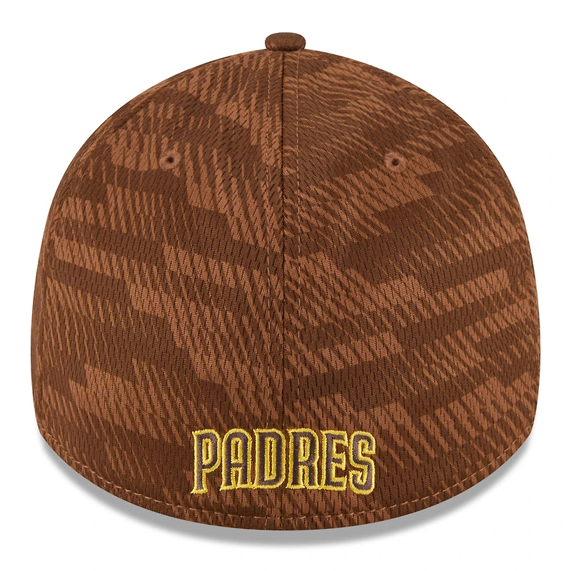 Casquette MLB Clubhouse 39THIRTY Flex marron San Diego Padres 2025 New Era pour homme