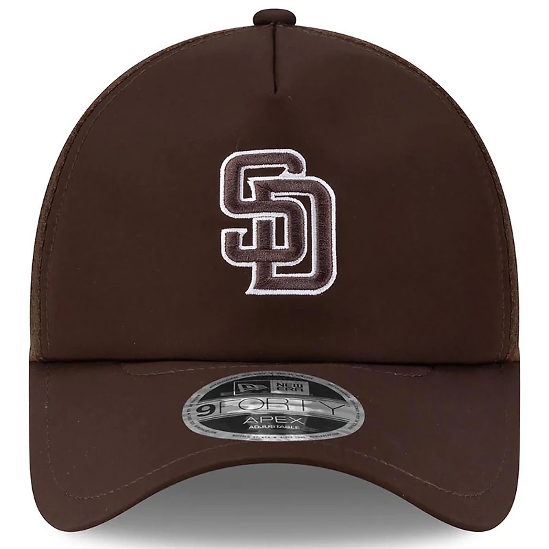 Casquette trucker ajustable New Era marron San Diego Padres 2026 pour homme, modèle Apex 9FORTY.