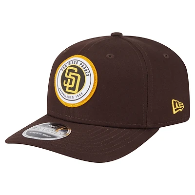 Casquette extensible à bouton-pression New Era marron pour homme avec écusson circulaire 9SEVENTY des Padres de San Diego