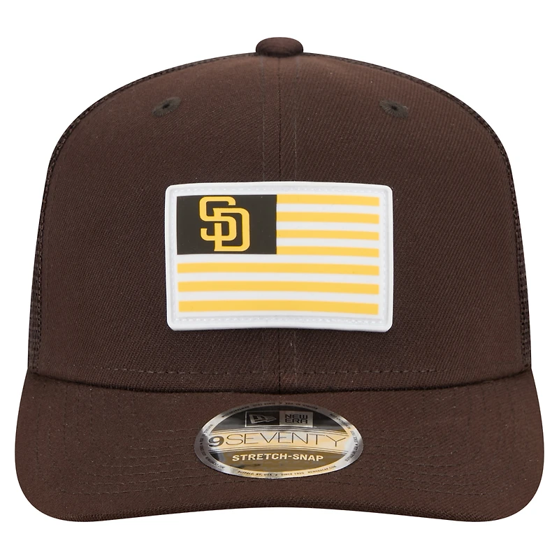 Casquette extensible à bouton-pression New Era marron pour homme avec drapeau des Padres de San Diego 9SEVENTY