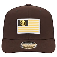 Casquette extensible à bouton-pression New Era marron pour homme avec drapeau des Padres de San Diego 9SEVENTY