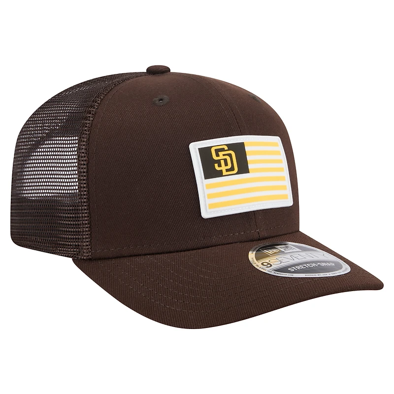 Casquette extensible à bouton-pression New Era marron pour homme avec drapeau des Padres de San Diego 9SEVENTY