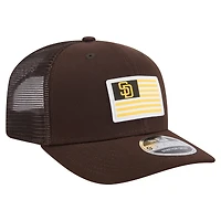 Casquette extensible à bouton-pression New Era marron pour homme avec drapeau des Padres de San Diego 9SEVENTY
