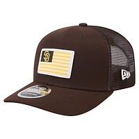 Casquette extensible à bouton-pression New Era marron pour homme avec drapeau des Padres de San Diego 9SEVENTY