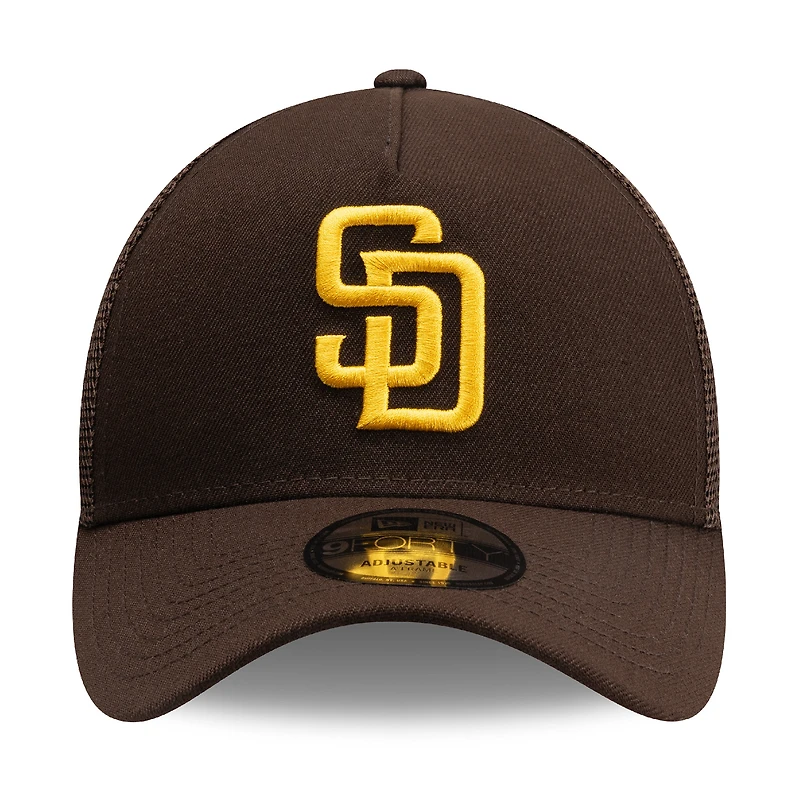 Casquette trucker New Era marron San Diego Padres avec inscription latérale 9FORTY, modèle A-Frame ajustable.