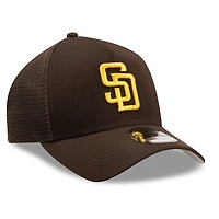 Casquette trucker New Era marron San Diego Padres avec inscription latérale 9FORTY, modèle A-Frame ajustable.