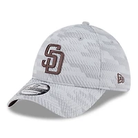 Men's New Era Gray San Diego Padres 2025 MLB Clubhouse 39THIRTY Flex Hat