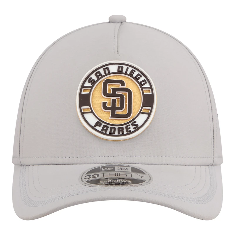 Casquette New Era grise pour homme, modèle 39THIRTY, avec écusson des Padres de San Diego, monture A et couronne perforée.