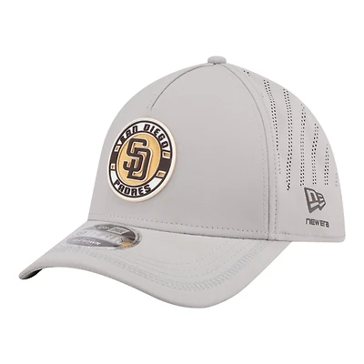 Casquette New Era grise pour homme, modèle 39THIRTY, avec écusson des Padres de San Diego, monture A et couronne perforée.
