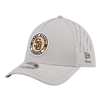 Casquette New Era grise pour homme, modèle 39THIRTY, avec écusson des Padres de San Diego, monture A et couronne perforée.
