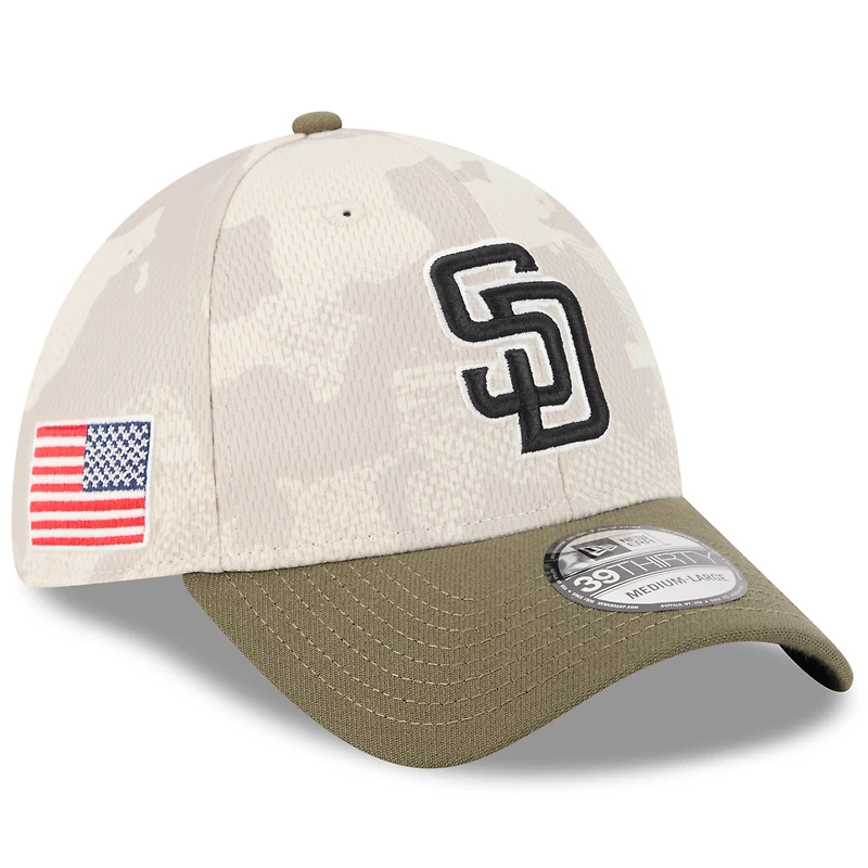 Casquette New Era 39THIRTY Flex beige clair/olive pour homme, édition 2025 des Padres de San Diego, Journée forces armées