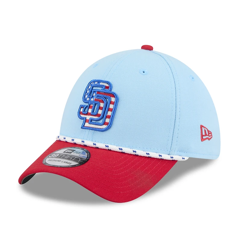 Casquette New Era 39THIRTY Flex bleu clair/rouge pour homme des Padres de San Diego 2025, 4 juillet