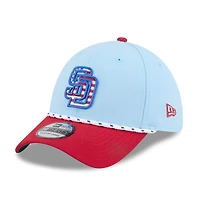 Casquette New Era 39THIRTY Flex bleu clair/rouge pour homme des Padres de San Diego 2025, 4 juillet