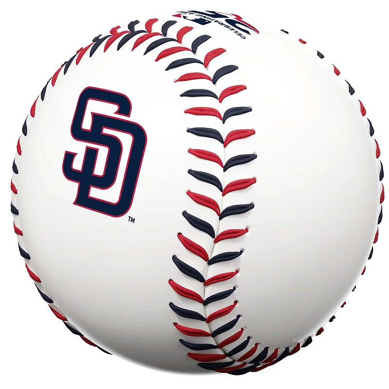 Les Padres de San Diego célèbrent avec Rawlings le 250e anniversaire du baseball à double couture aux États-Unis.
