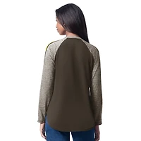 T-shirt à manches longues et col en V pour femme G-III 4Her par Carl Banks Brown des Padres de San Diego.