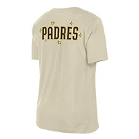 T-shirt New Era crème pour femme avec étoiles et casquette des Padres de San Diego