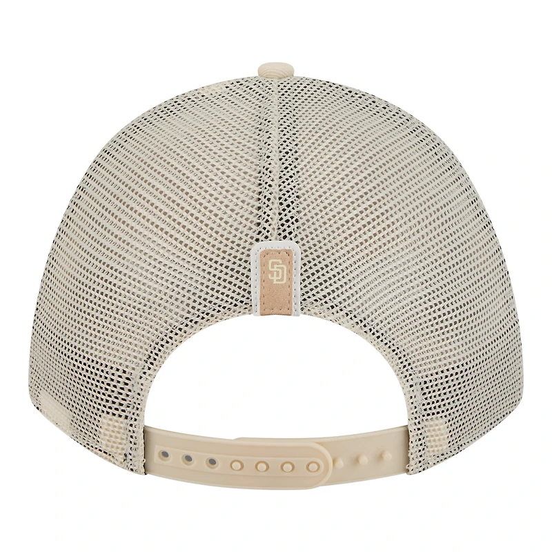 Casquette trucker ajustable New Era pour femme, beige clair, San Diego Padres, écusson ton sur ton 9FORTY M-Crown A-Frame, avec patch M ton sur ton et couronne.