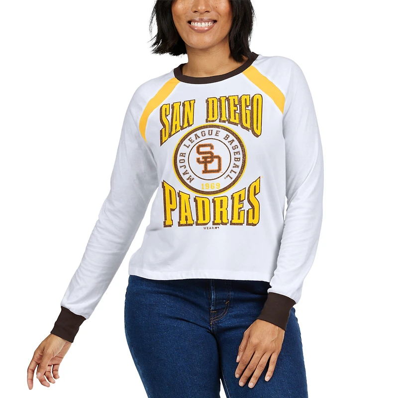 WEAR by Erin Andrews T-shirt blanc à manches longues raglan des San Diego Padres pour femmes