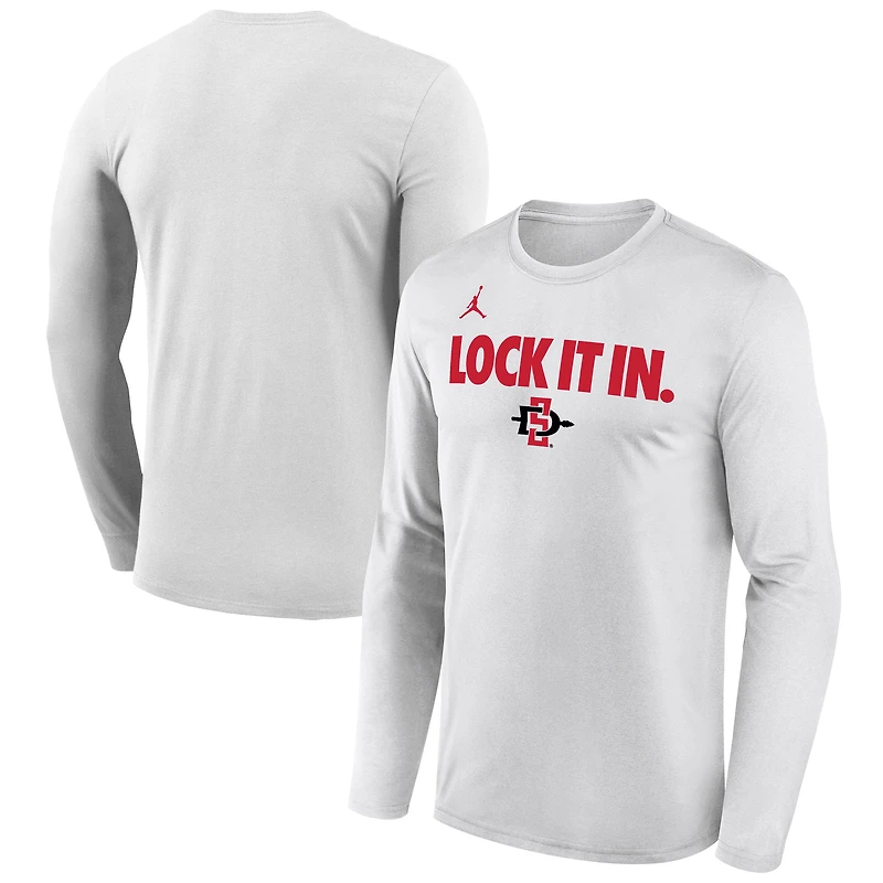 T-shirt à manches longues Jordan Brand blanc San Diego State Aztecs 2026 pour homme, porté sur le banc de touche.