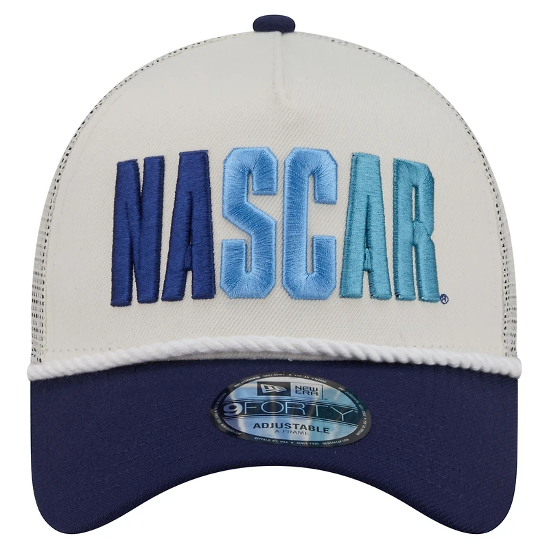 Casquette trucker New Era blanche et marine San Diego Weekend Race the Base pour homme, modèle 9FORTY à monture A ajustable.