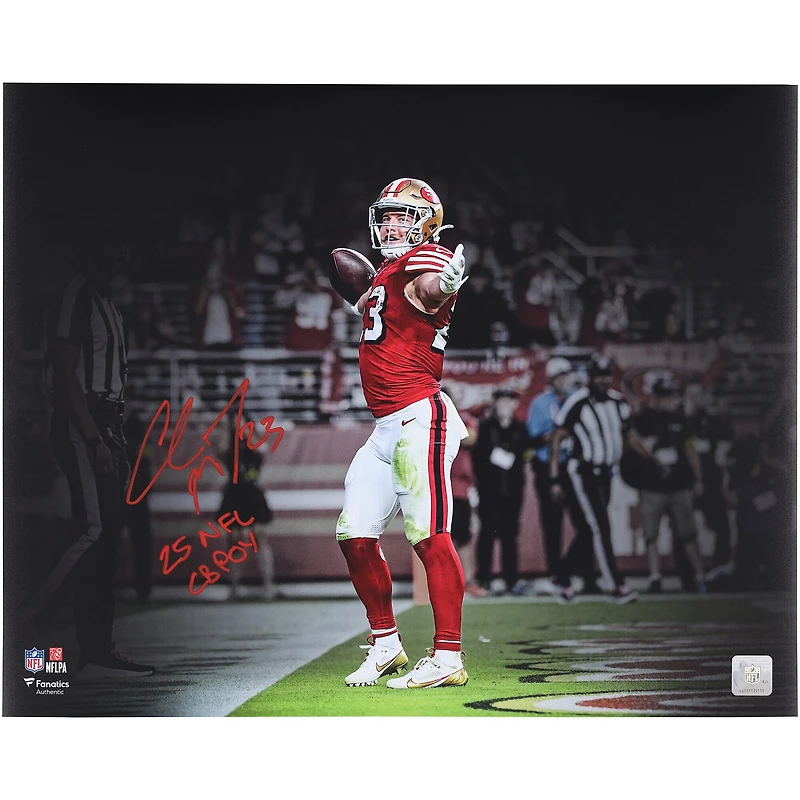 Photo dédicacée de Christian McCaffrey (40,6 x 50,8 cm) des 49ers de San Francisco, célébrant un touchdown, avec inscription « 25e meilleur joueur de l'année de la NFL ».
