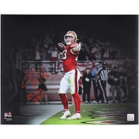Photo dédicacée de Christian McCaffrey (40,6 x 50,8 cm) des 49ers de San Francisco, célébrant un touchdown, avec inscription « 25e meilleur joueur de l'année de la NFL ».