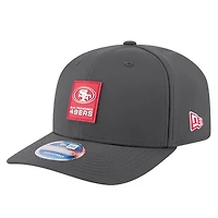 Casquette ajustable New Era 9SEVENTY pour homme, couleur anthracite, San Francisco 49ers, collection 2025, idéale pour les temps froids.