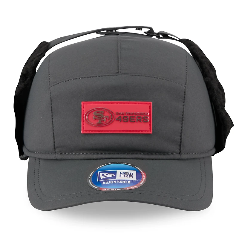 Casquette ajustable à oreilles de chien New Era anthracite San Francisco 49ers 2025 Sideline Runner pour homme