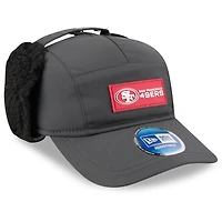 Casquette ajustable à oreilles de chien New Era anthracite San Francisco 49ers 2025 Sideline Runner pour homme