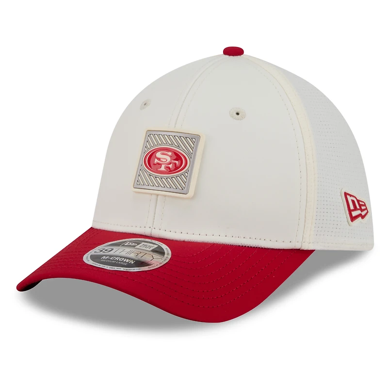 Casquette New Era Flex crème/écarlate pour homme, San Francisco 49ers, camp d'entraînement NFL 2026, modèle 39THIRTY M-Crown